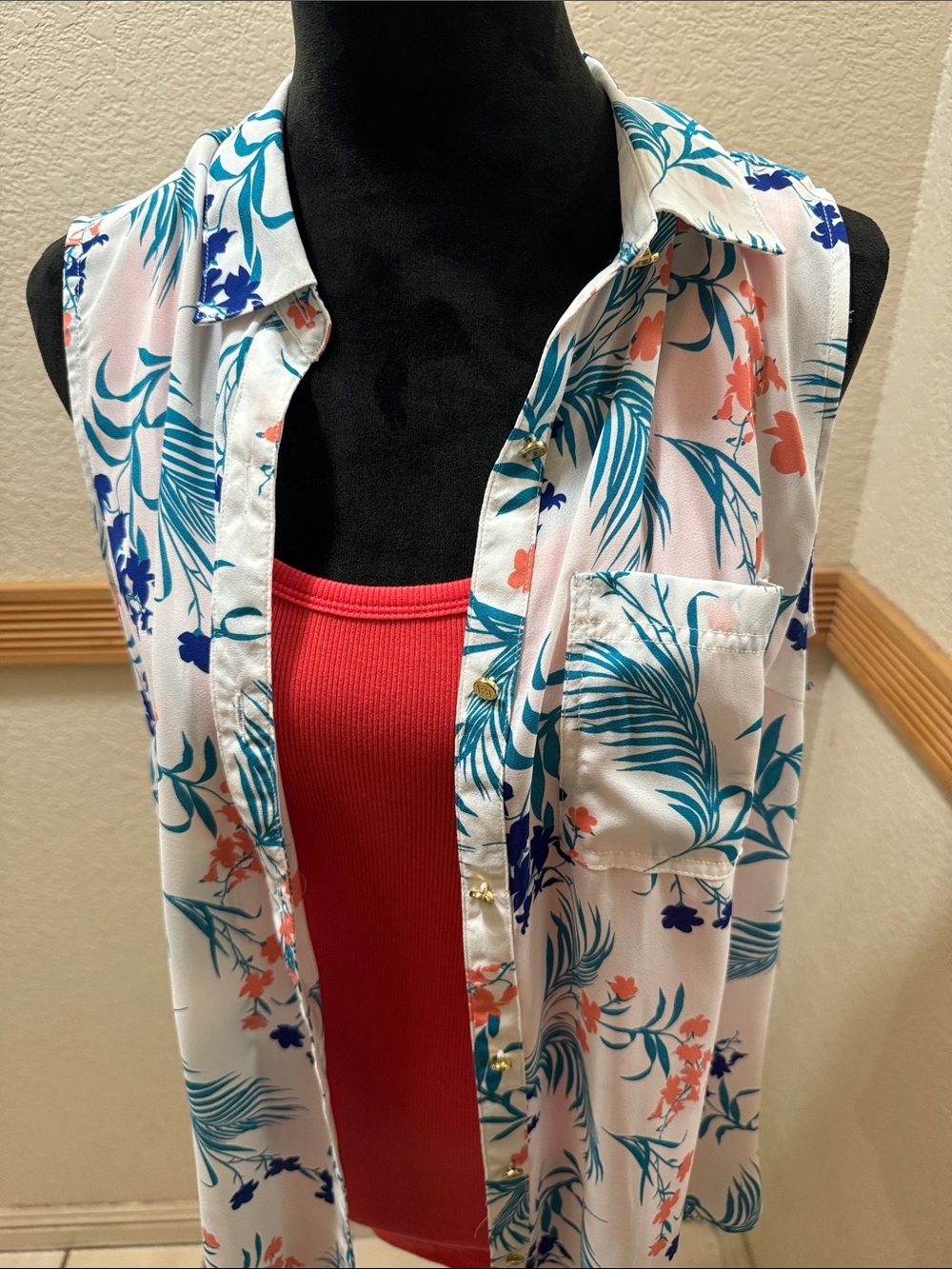 Liz Claiborne white floral sleeveless button down blouse & Gap Coral medium tank - Picture 12 of 13